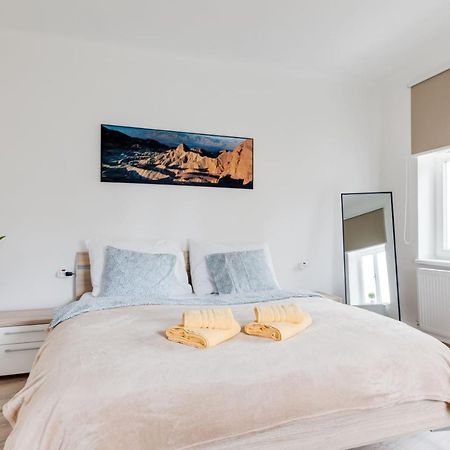 Modern, Bright And Spacious Apartment Praha Bagian luar foto