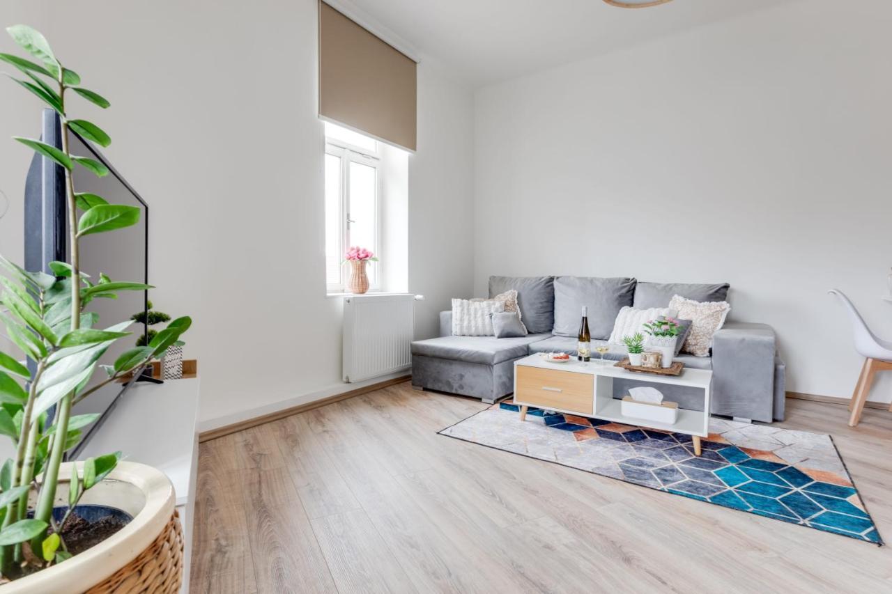 Modern, Bright And Spacious Apartment Praha Bagian luar foto