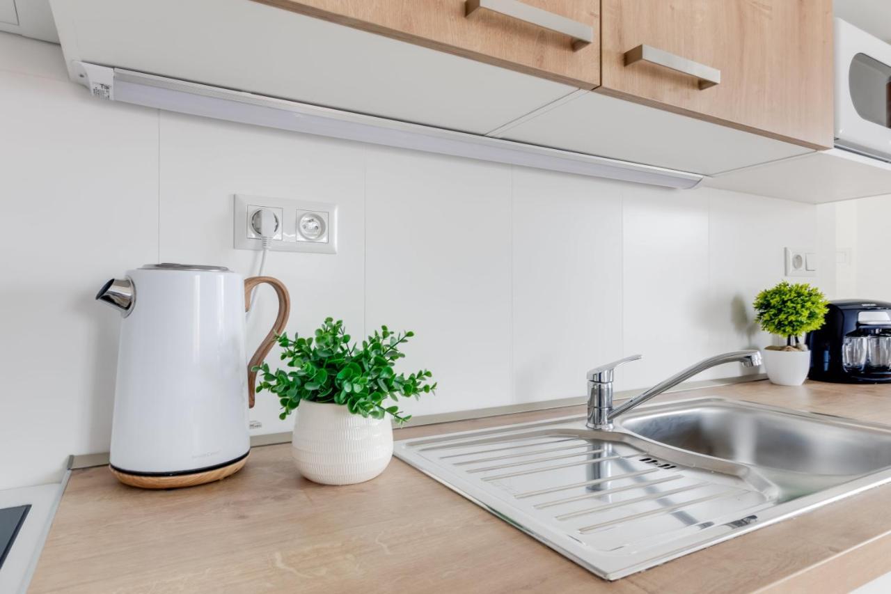 Modern, Bright And Spacious Apartment Praha Bagian luar foto
