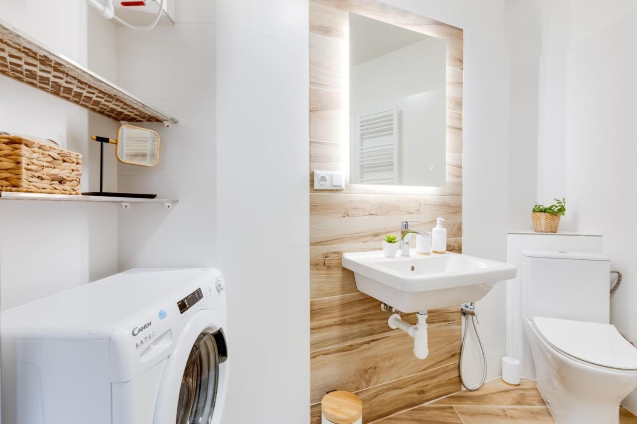 Modern, Bright And Spacious Apartment Praha Bagian luar foto
