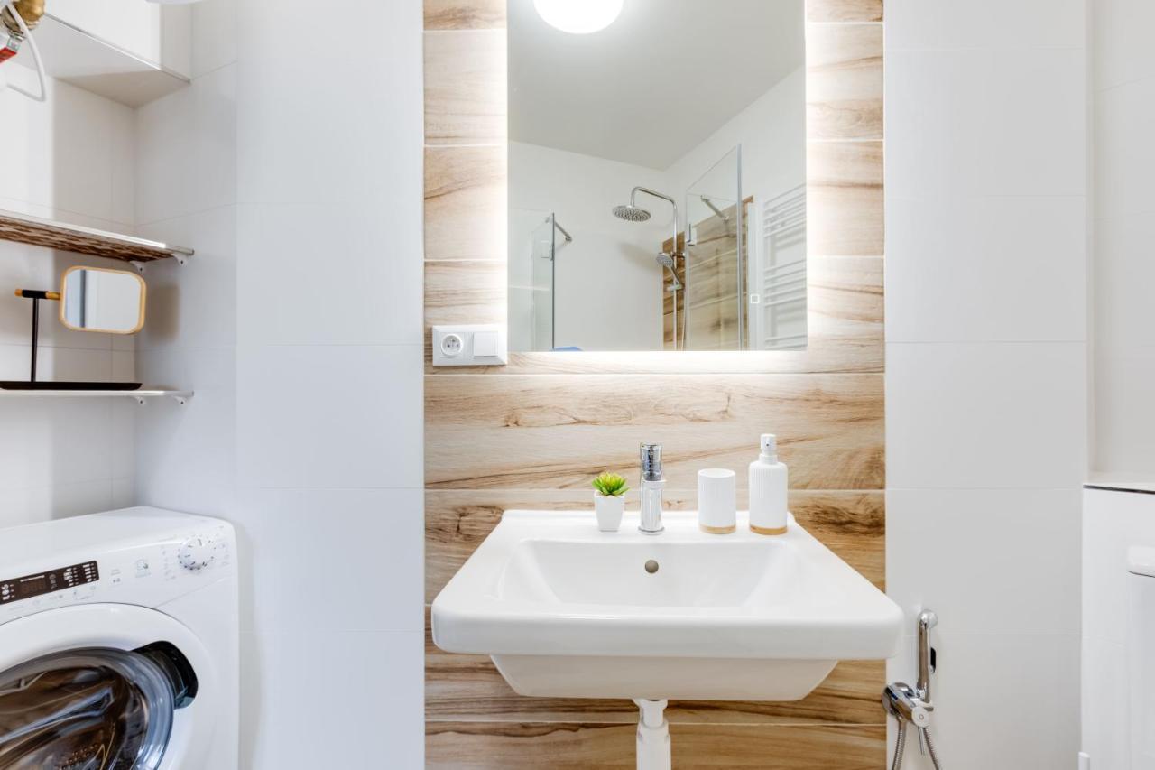 Modern, Bright And Spacious Apartment Praha Bagian luar foto