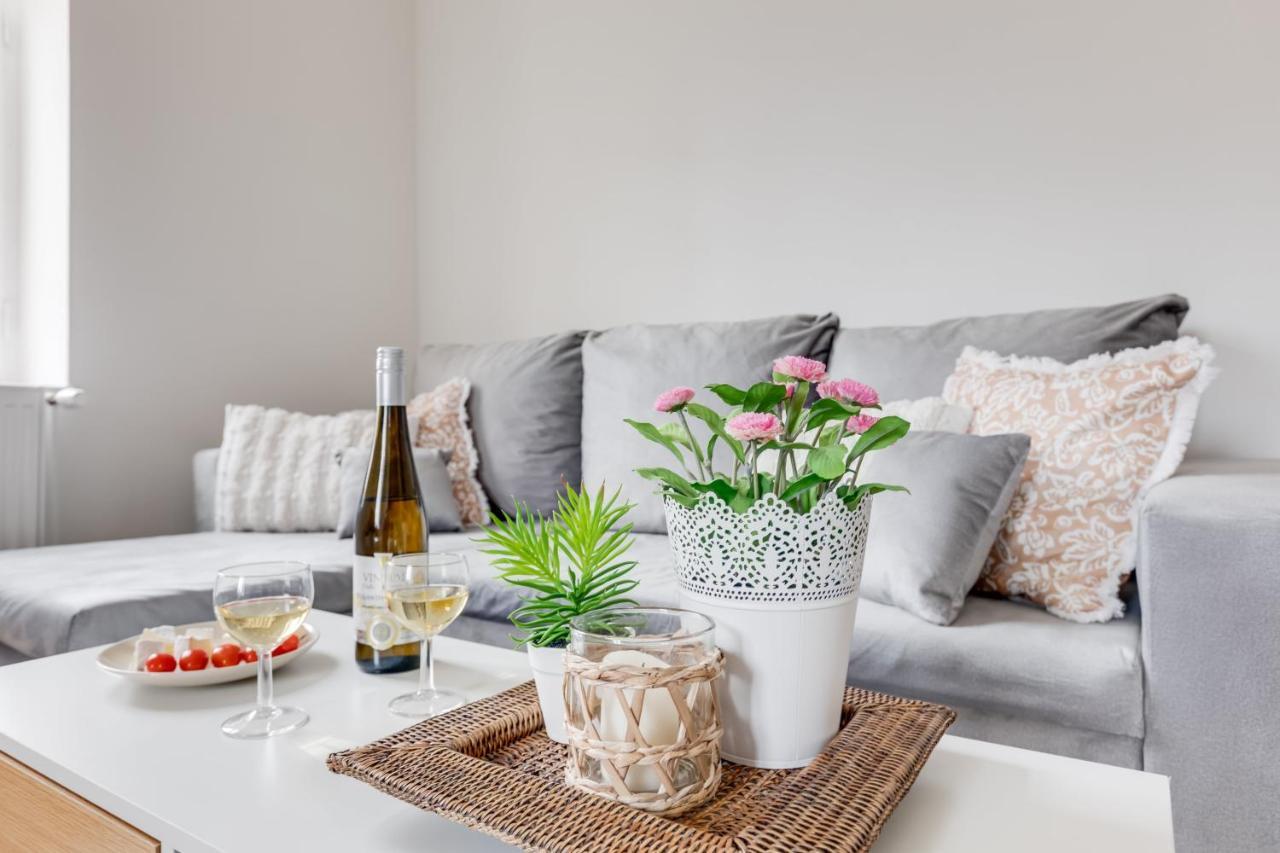Modern, Bright And Spacious Apartment Praha Bagian luar foto