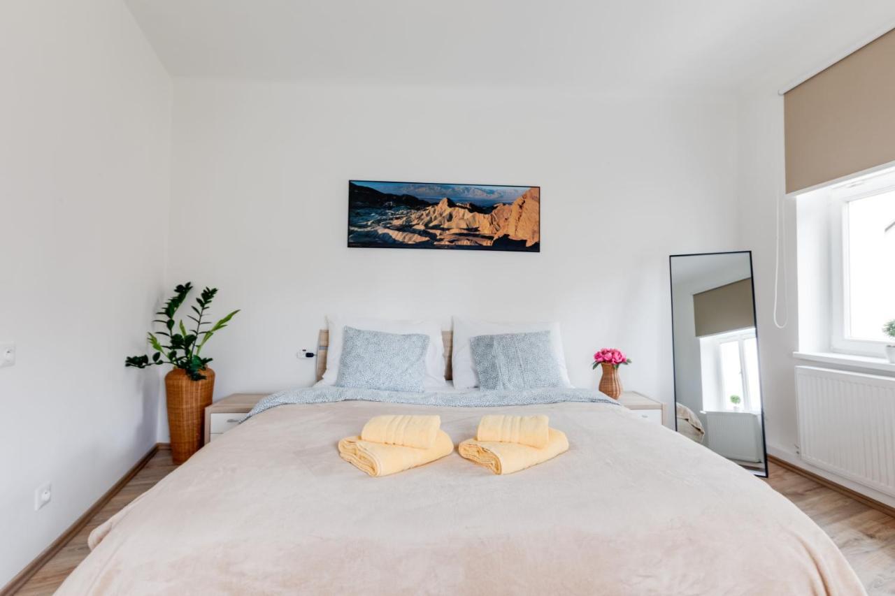 Modern, Bright And Spacious Apartment Praha Bagian luar foto