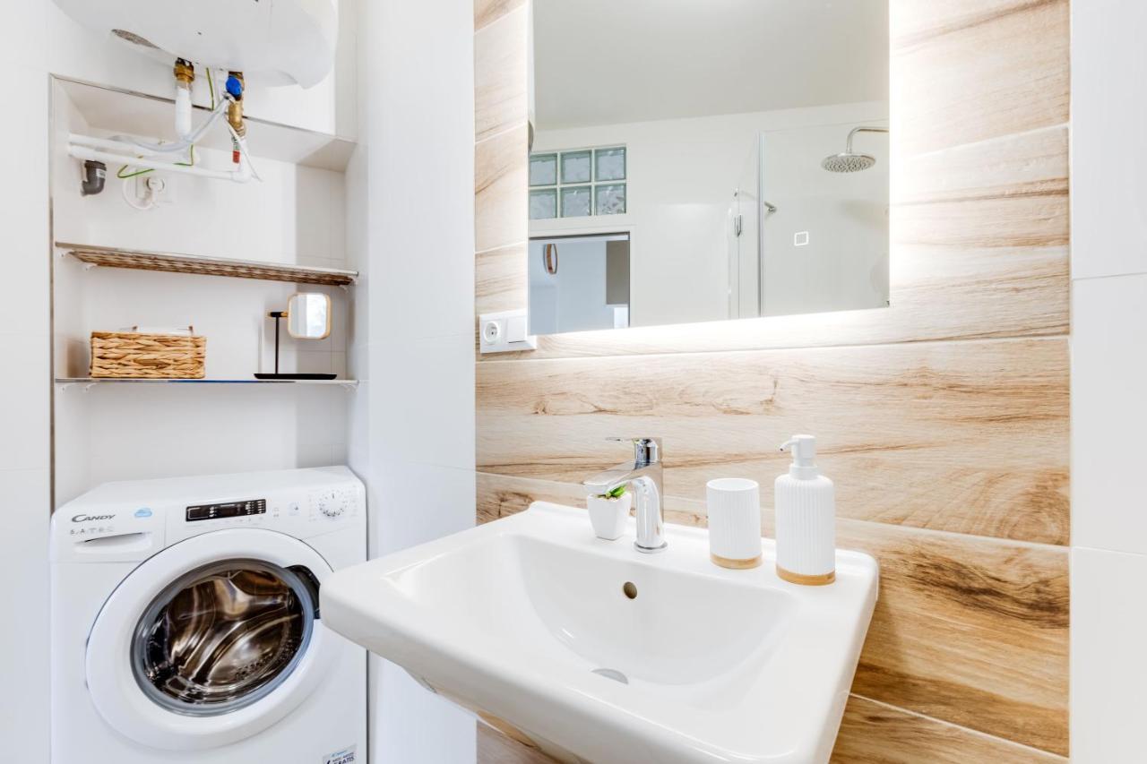 Modern, Bright And Spacious Apartment Praha Bagian luar foto