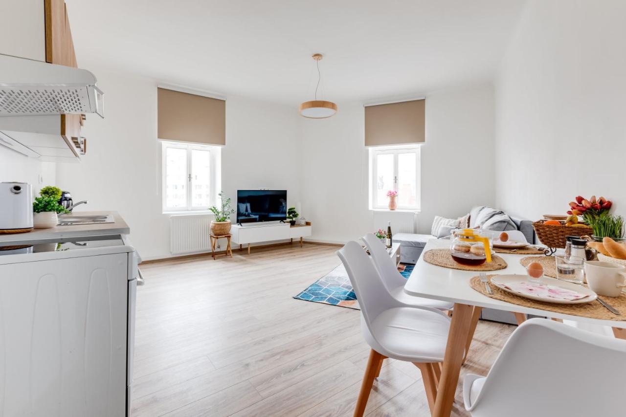 Modern, Bright And Spacious Apartment Praha Bagian luar foto