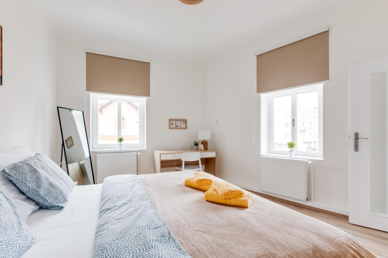 Modern, Bright And Spacious Apartment Praha Bagian luar foto