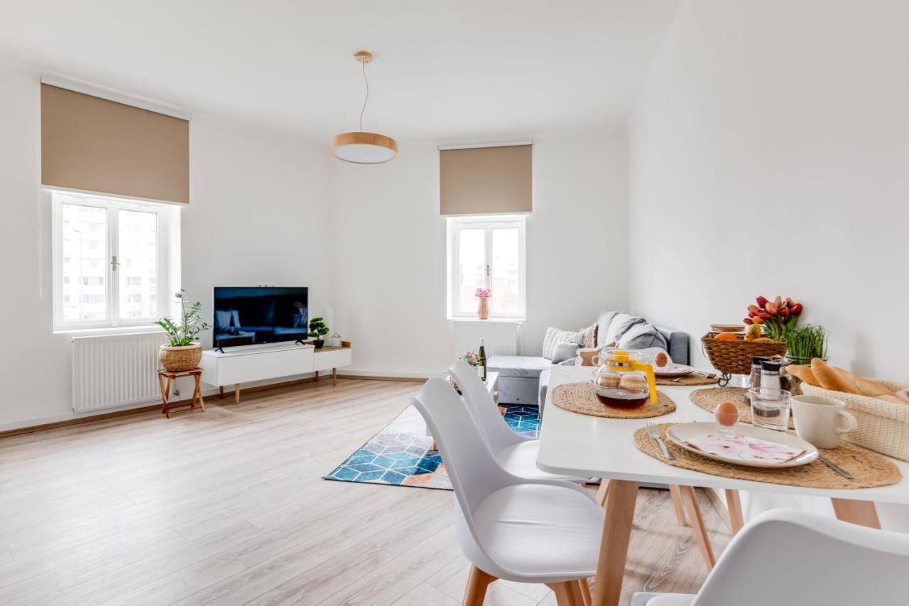 Modern, Bright And Spacious Apartment Praha Bagian luar foto