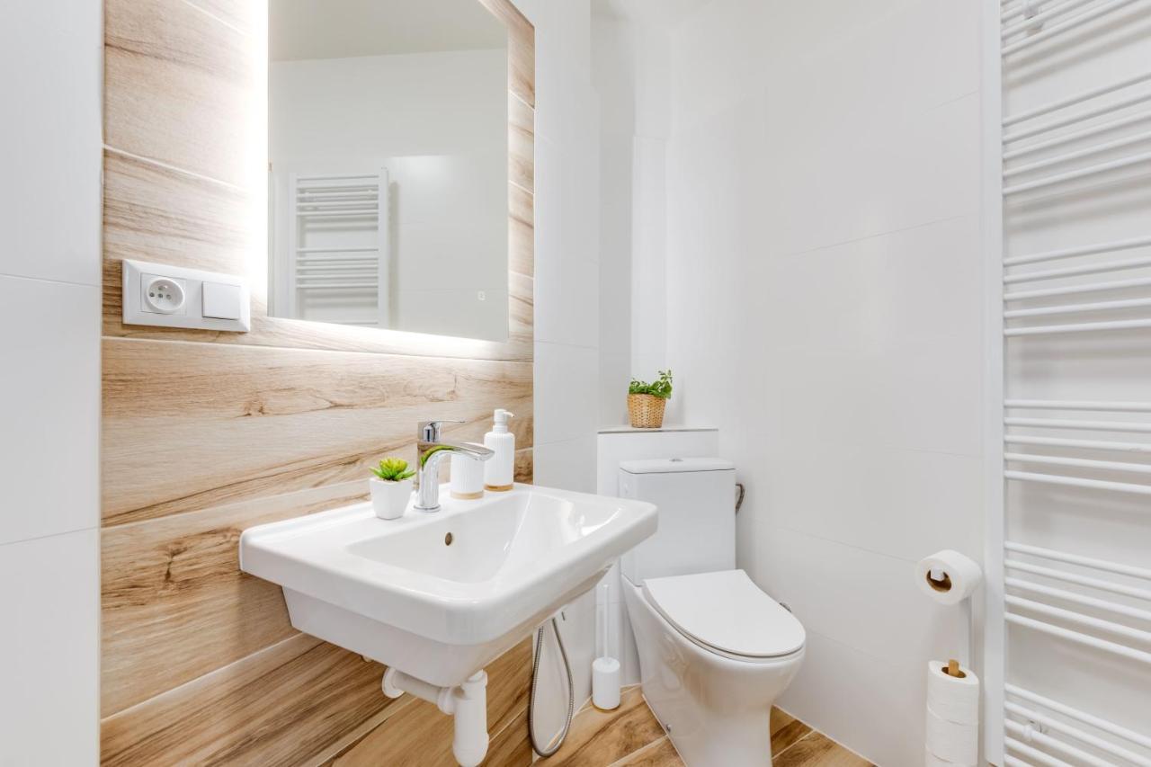 Modern, Bright And Spacious Apartment Praha Bagian luar foto