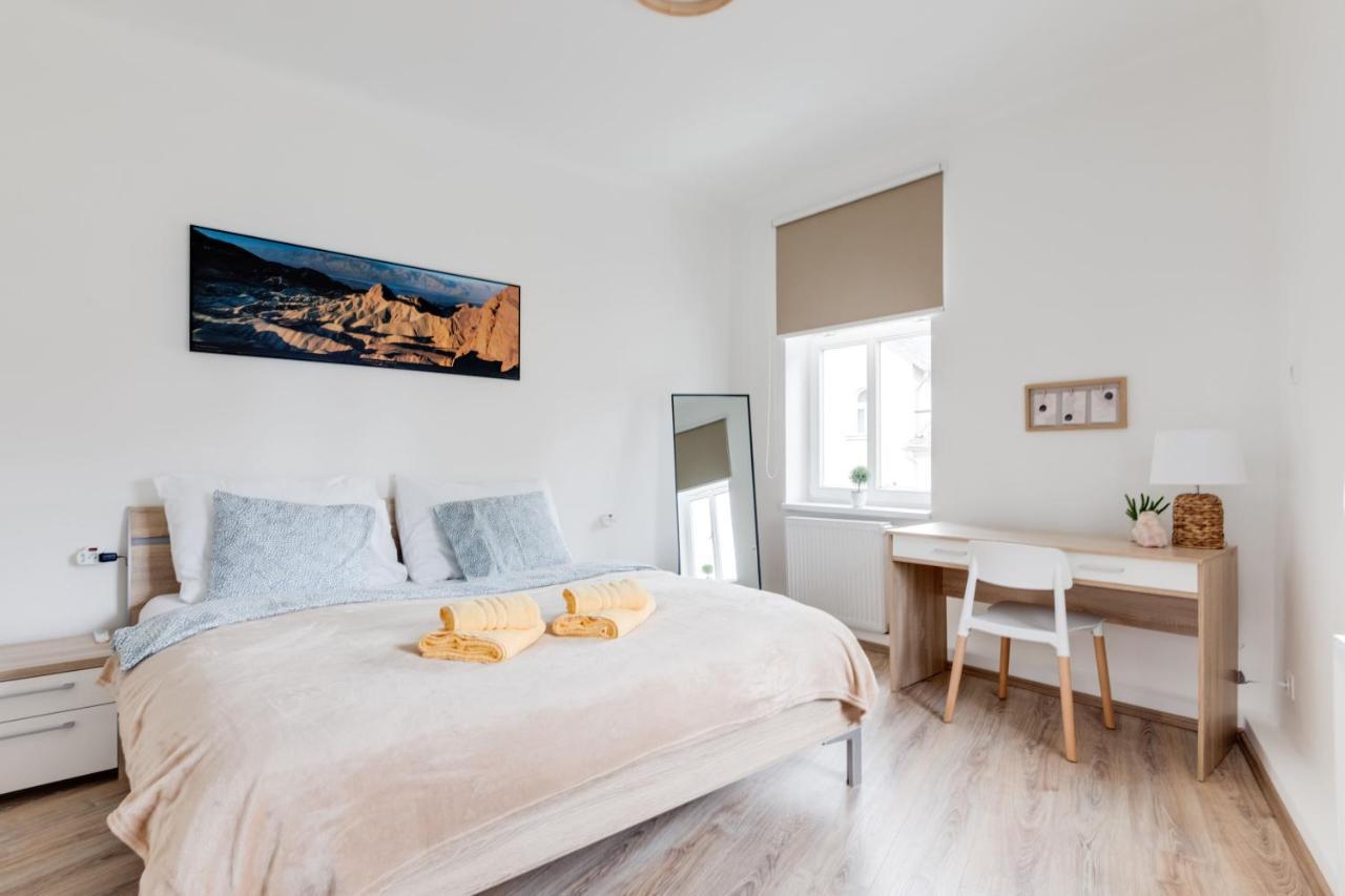 Modern, Bright And Spacious Apartment Praha Bagian luar foto