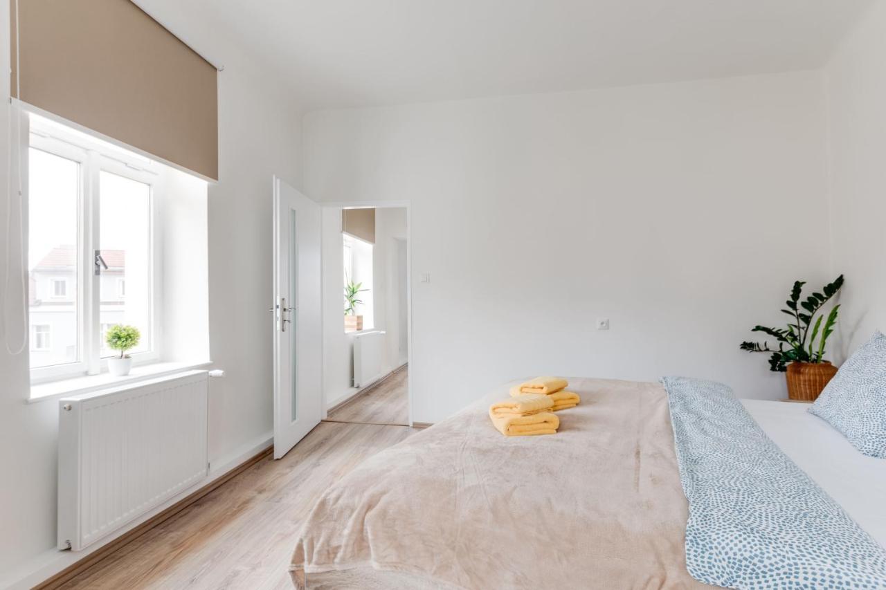 Modern, Bright And Spacious Apartment Praha Bagian luar foto